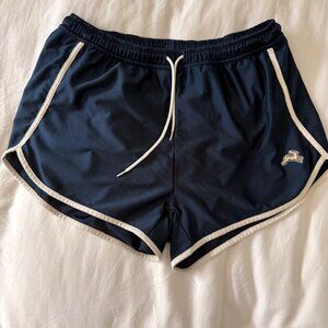 Great condition women's Tracksmith Van Cortlandt shorts in Navy Blue - Size L